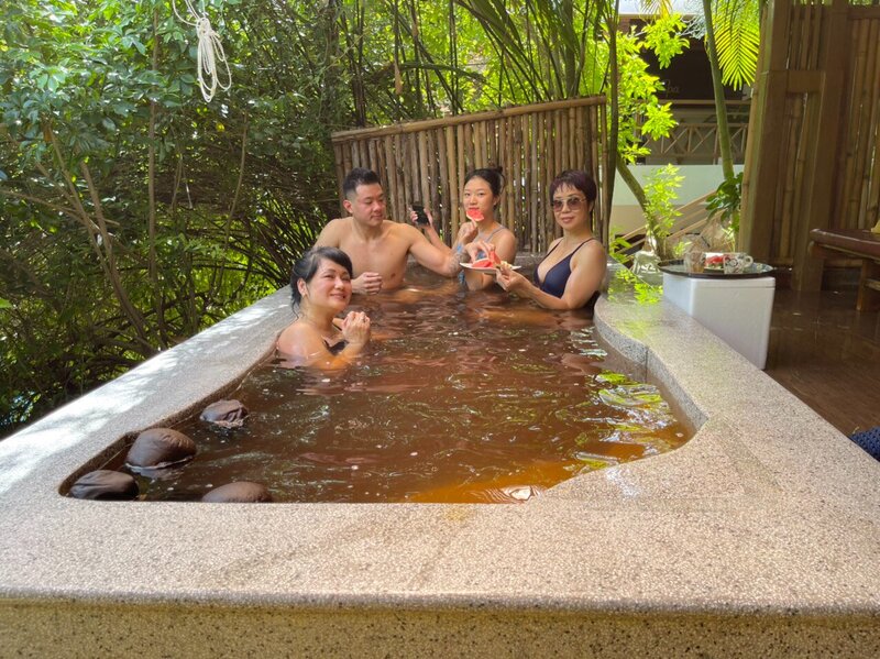 Tắm bùn suối khoáng nóng Tháp Bà