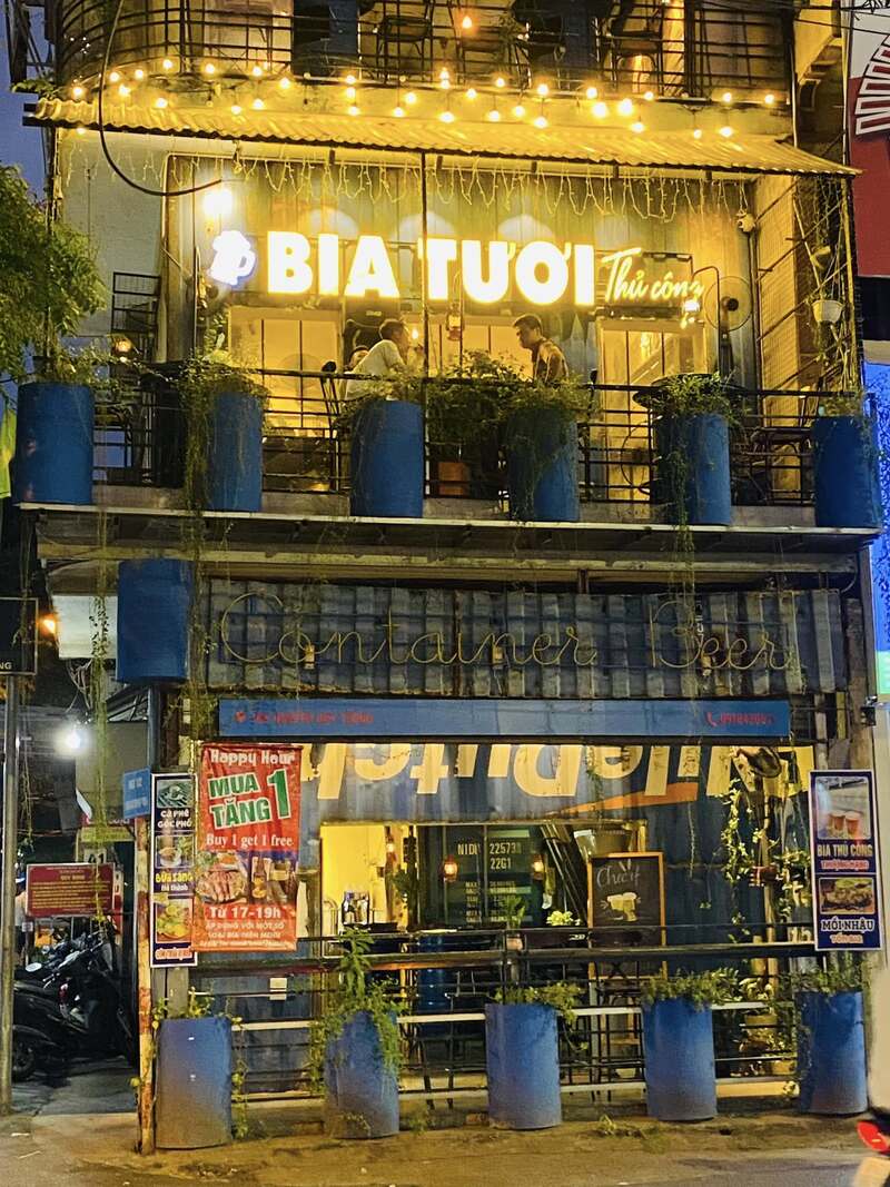 QUÁN BIA BỈ HÀ NỘI MANG CẢ VƯƠNG QUỐC BIA ĐẾN VIỆT NAM