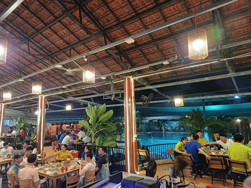 Nhà hàng có hồ bơi