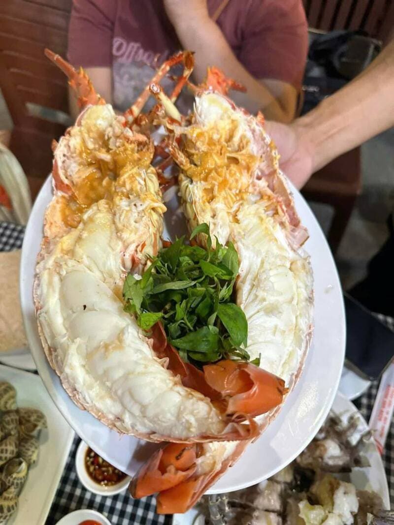 nhà hàng hải sản địa phương phương thuý