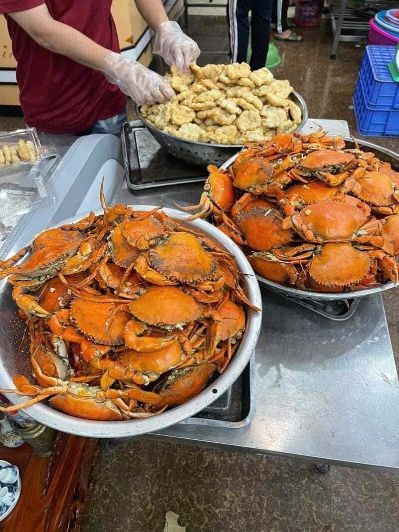 nhà hàng hải sản địa phương phương thuý